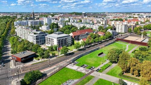 Hier stehen Originalstücke und ein Mahnmal der Berliner Mauer - 