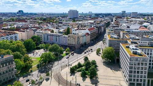 Elisbath-Schwarzhaupt-Platz mit vielfältigen Anbindungsmöglichkeiten des ÖPNV - 