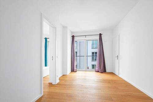 Helles Wohnzimmer mit Zugang zur Dachterrasse über die rechte Tür - 2 Zimmer Etagenwohnung zum Kaufen in Berlin