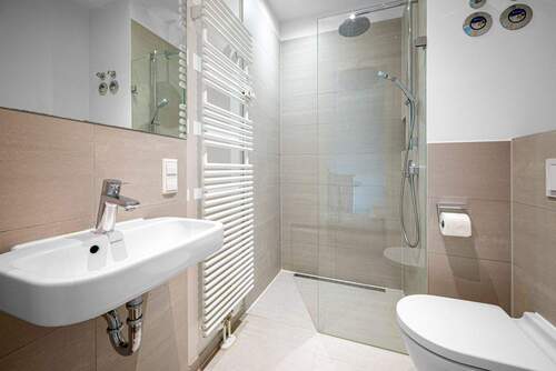 Edles Badezimmer mit bodentiefer Dusche - 