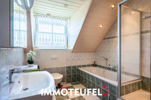 Bad mit Dusche und Wanne - 