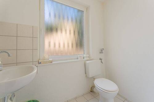 Gewerbeeinheit links: WC - 