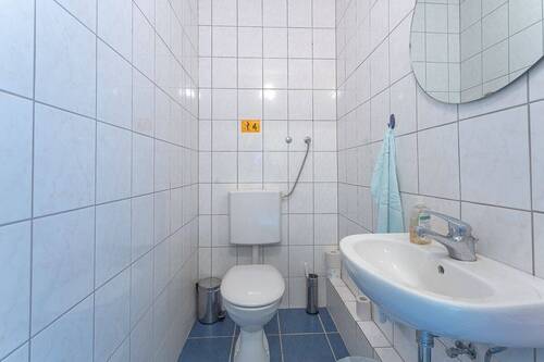 Gewerbeeinheit links: WC - 