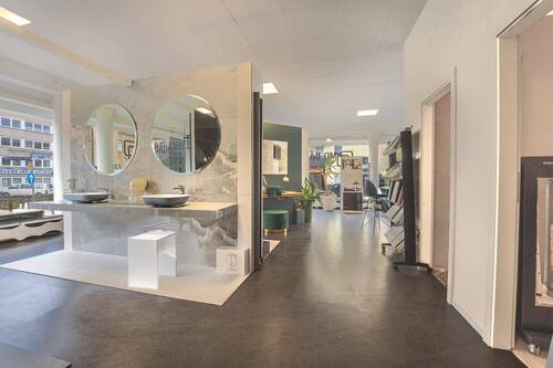 Gewerbeeinheit rechts: Ausstellungsfläche Erdgeschoss - 