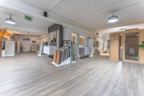 Gewerbeeinheit rechts: Ausstellungsfläche Untergeschoss - 