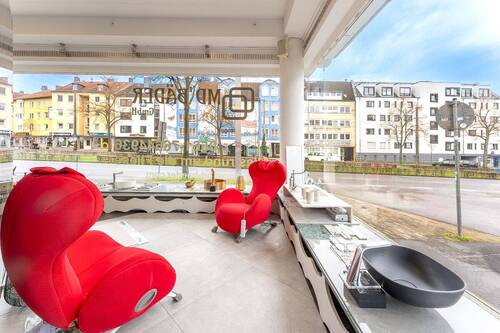 Gewerbeeinheit rechts: Schaufensterbereich - 