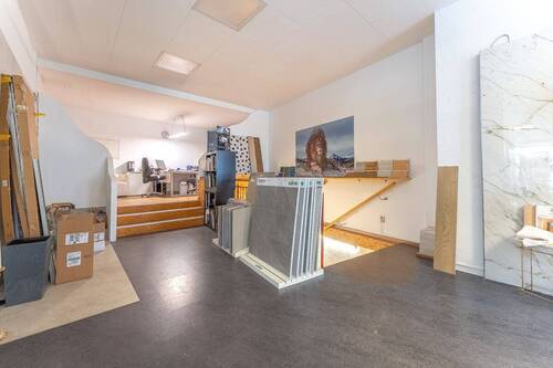 Gewerbeeinheit rechts: Bürofläche und Abgang ins Untergeschoss - 