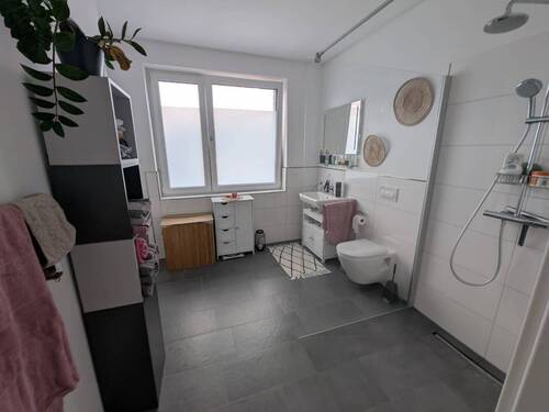 Ansicht I: Modernes Duschbad - 