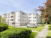 Gebäudeansicht+Pks-Stellplätze - Bezugsfrei mit Balkon und TG-Stellplatz -provisionsfrei-
