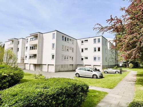 Gebäudeansicht+Pks-Stellplätze - Bezugsfrei mit Balkon und TG-Stellplatz -provisionsfrei-