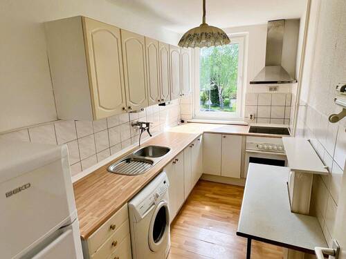 Küche mit Fenster und EBK - Etagenwohnung mit 67,00 m&sup2; in Berlin zum Kaufen