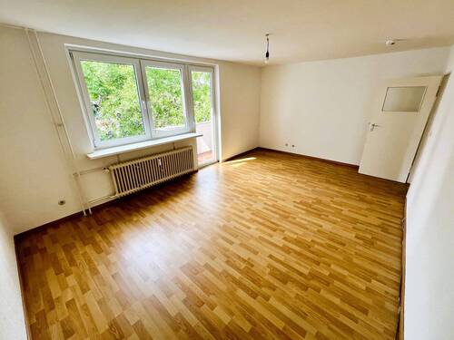 Wohnzimmer mit Süd-Balkon - 