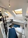 Bad mit Wanne und Fenster - 