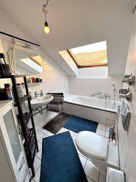 Bad mit Wanne und Fenster - 