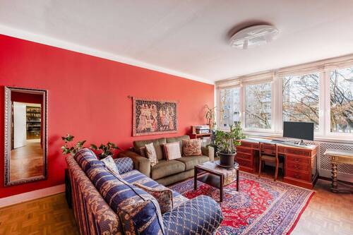Wohnzimmer - Zwischen KaDeWe & Viktoria-Luise-Platz: 3 Zimmer, 2 Loggien, 1 privater Stellplatz