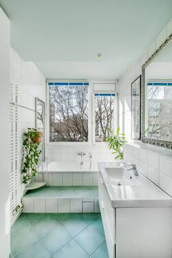 Tageslichtbad mit Wanne - 