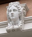 Kopf über Fenstergewand - 