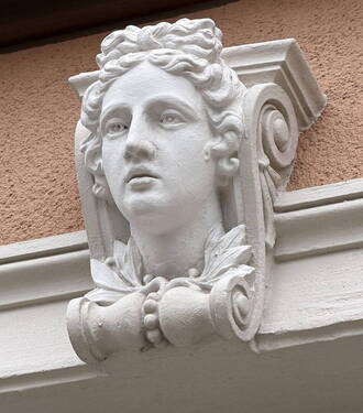Kopf über Fenstergewand - 