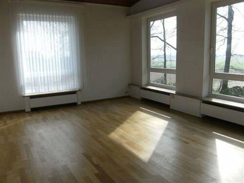 Wohnzimmer mit Parkett - 