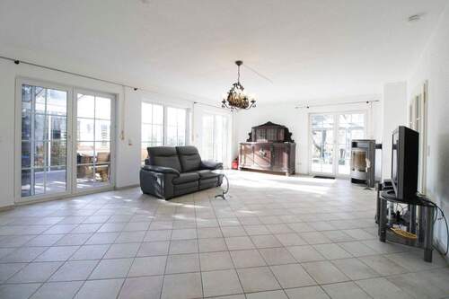 Wohnzimmer mit Kamin EG - 