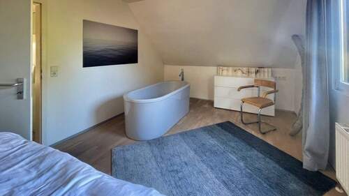 Elternschlafzimmer mit freistehender Badewanne - 