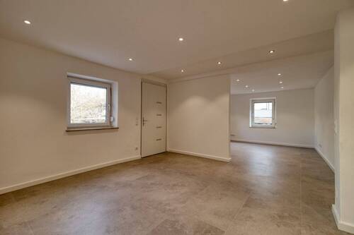 Diele, Eingang Ost - Originalfoto - 6 Zimmer Etagenwohnung zum Kaufen in Rosenheim