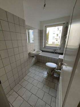 Badezimmer - Etagenwohnung mit 36,90 m&sup2; in Lübeck zur Miete