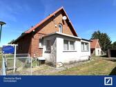 Blick von der Einfahrt - Leben auf dem Land ! Doppelhaushälfte auf großem Grundstück mit Garage und viel Nebengelass