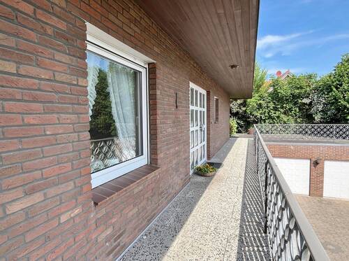 Hauptwohnung: Zugang/Eingang/Windfang/Garderobe - Mehrfamilienhaus, Wohnhaus mit 323,00 m² in Lübeck zum Kaufen