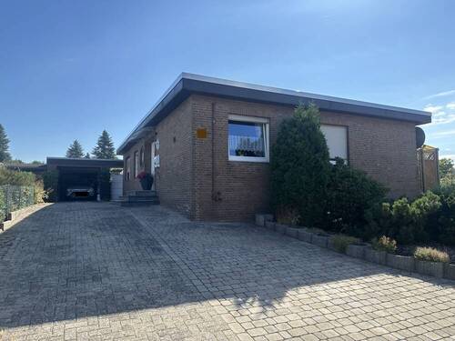 Auffahrt - Bungalow in attraktiver Wohnsiedlung zu verkaufen