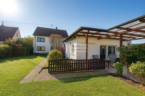 Rückansicht des Hauses mit Gartenfläche - Mehrfamilienhaus, Wohnhaus in Frankfurt am Main