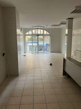 Verkaufsraum mit Klimaanlage, Blick zum Eingang - 7 Zimmer Gewerbeobjekt (Büro, Produktion, Verkauf) zum Kaufen in Jena