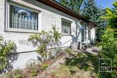 Ansicht von links - 4 Zimmer Bungalow zum Kaufen in Berlin