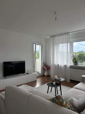 Wohnzimmer mit Zugang Balkon - Etagenwohnung mit 81,00 m² in Arnsberg zum Kaufen