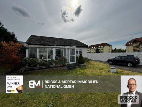 Rückansicht - Wohnglück auf einer Ebene - charmanter Bungalow mit Wintergarten & Gartenidylle