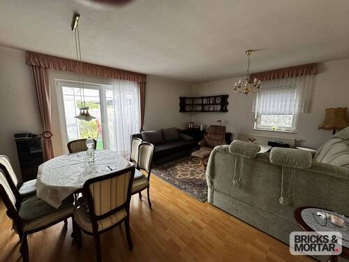 Wohnzimmer mit Blick zum Wintergarten - 3 Zimmer Einfamilienhaus zum Kaufen in Thalheim