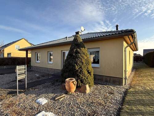 Objekt-Vorderseite - 3 Zimmer Bungalow zum Kaufen in Bitterfeld-Wolfen