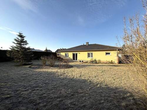 Objekt-Rückseite mit Gartenansicht - 3 Zimmer Bungalow in Bitterfeld-Wolfen