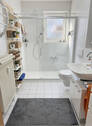 Tageslicht-Badezimmer, ebenerdige XL-Duschkabine mit Glasabt - 