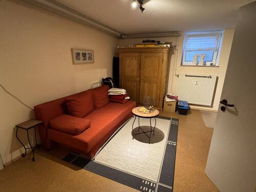 Untergeschoss: Hobbyraum (Nutzfläche) mit Fenster, Heizung und WC - Der Wohnung im EG zugeordnet, IMG_5656 - 