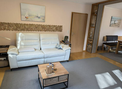 Helles Wohnzimmer mit seitlich angeordneten, offenen Essraum - Terrassenwohnung mit 80,00 m&sup2; in Kürnach zum Kaufen