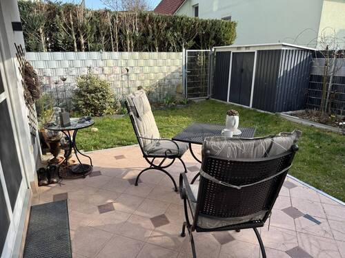 Terrasse und Teilansicht des zugeordneten Gartenanteils mit Gerätehäuschen, IMG_5549 - 