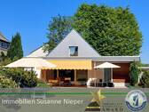 Hausansicht Rückseite - Einfamilienhaus mit zwei Garagen und zusätzlicher Bauparzelle mit Vorbescheid - Wülfrath-Düssel