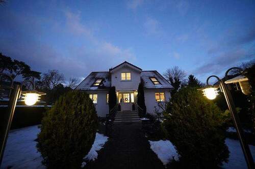 Haus im Winter bei Nacht - 