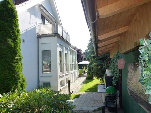 Haus rechte Seite u. Garage - 