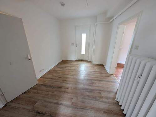 Flur - Etagenwohnung mit 85,50 m&sup2; in Wiehl zur Miete