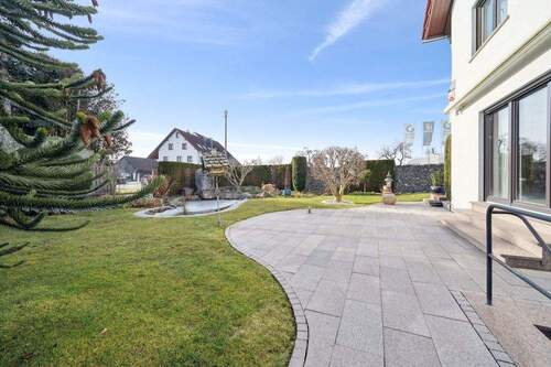 Garten - Große Doppelhaushäflte mit 2 Doppelgaragen und angrenzenden Baugrundstück