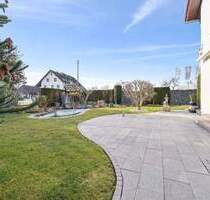 Große Doppelhaushäflte mit 2 Doppelgaragen und angrenzenden Baugrundstück - Grünkraut / Gullen