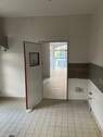 Küche mit Blick in den Verkaufsraum - 7 Zimmer Etagenwohnung in Jena