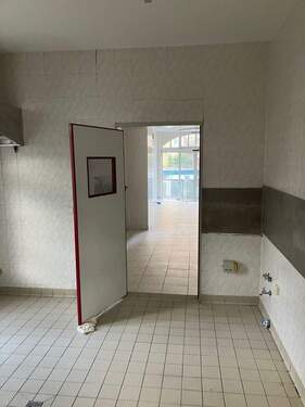 Küche mit Blick in den Verkaufsraum - 7 Zimmer Etagenwohnung in Jena
